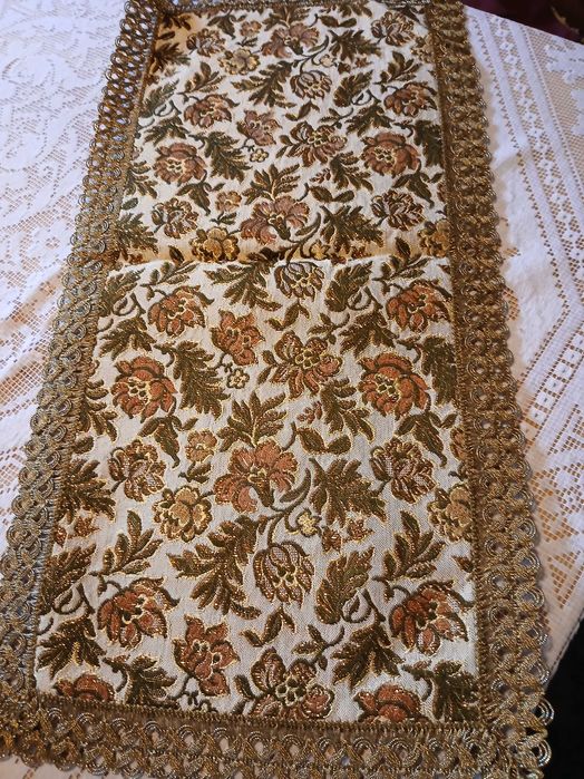 Piękny gobelinowy bieżnik w stylu retro