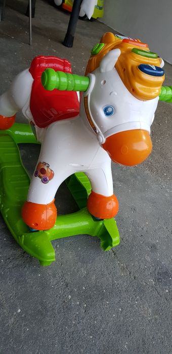 Cavalo clementoni interação crianças