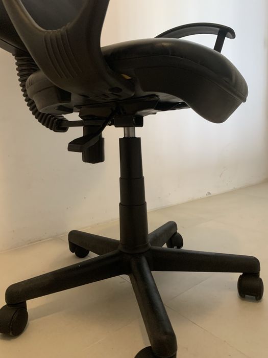 Cadeira de escritório com apoio de braços e elevador