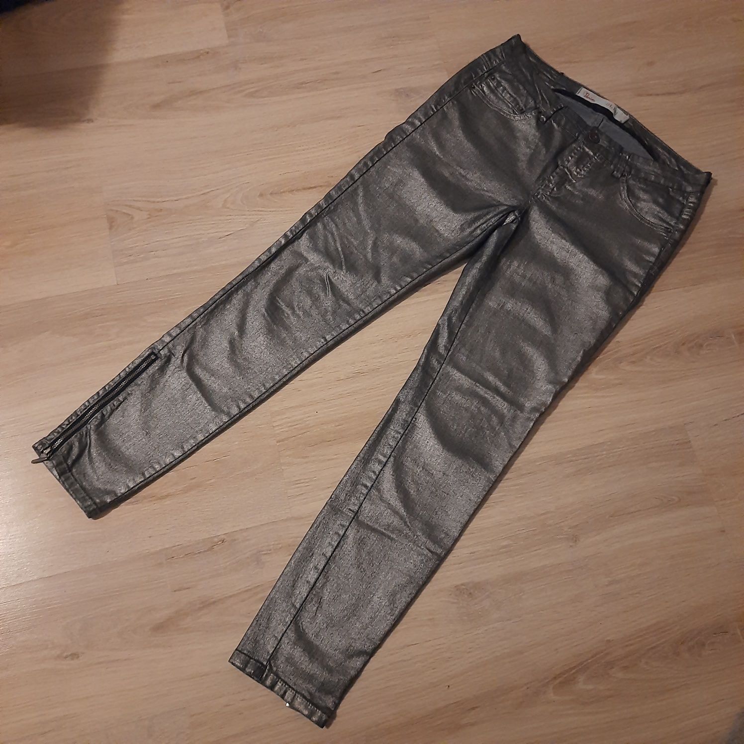 Srebrne spodnie błyszczące rozmiar 42