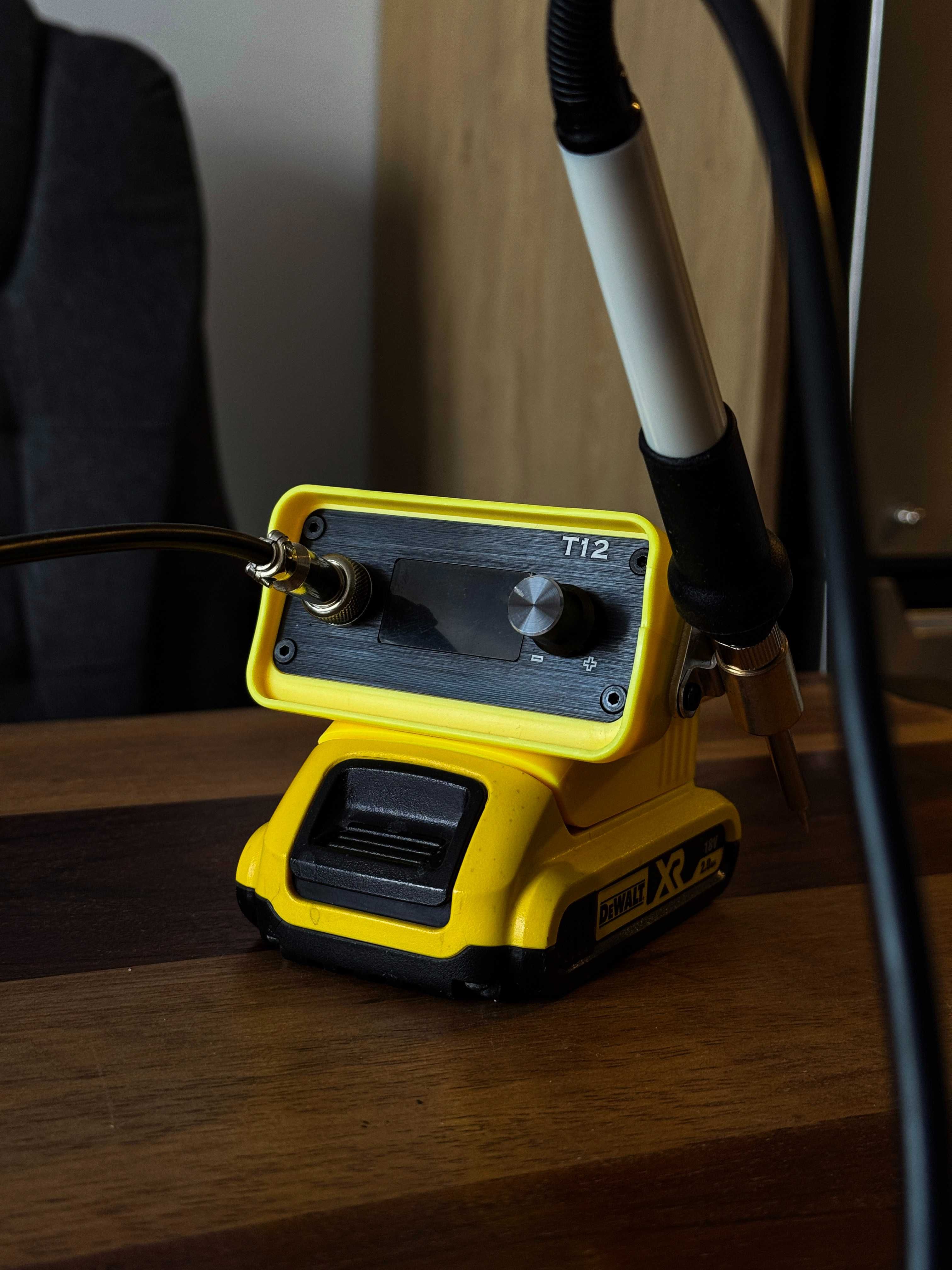 Lutownica Do Naprawy Elektroniki w Terenie BEZ KABLI Pod Aku Dewalt