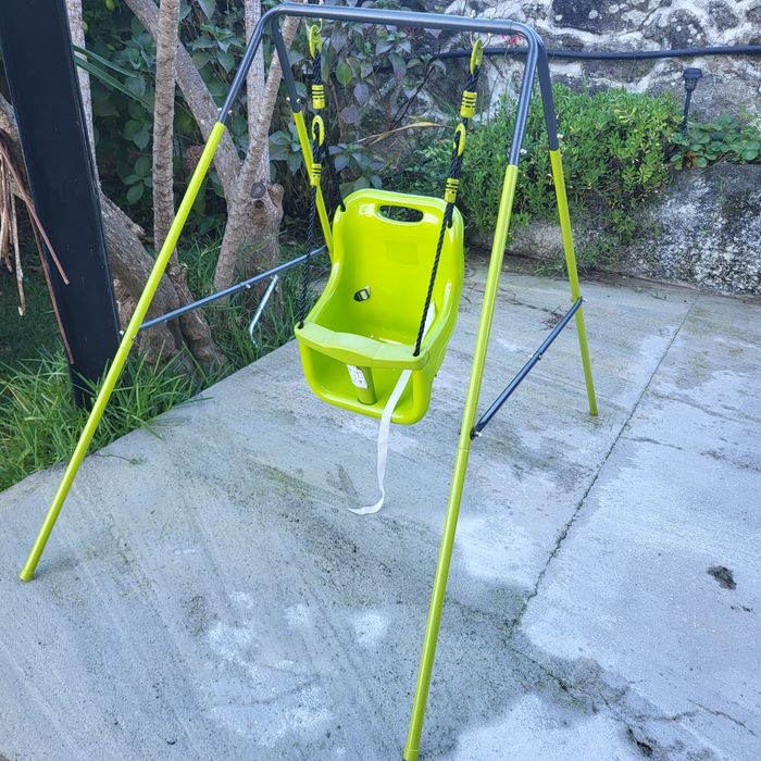 Baloiço criança  jardim