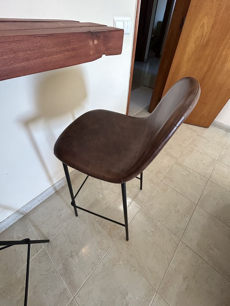 Balcão DIY e Cadeiras