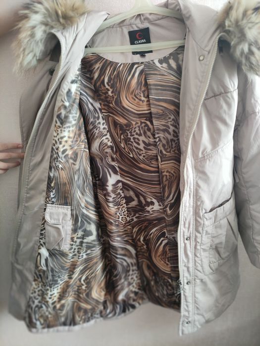 Продам зимнюю курточку с капюшоном с натуральным мехом