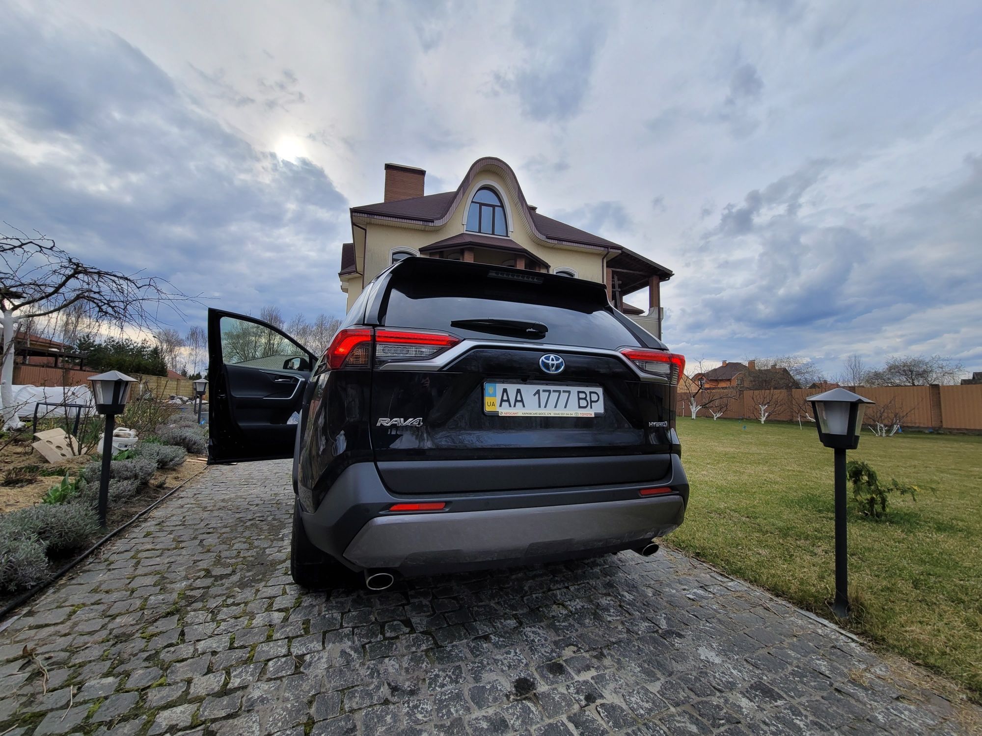 Продам toyota Rav4 Hybrid