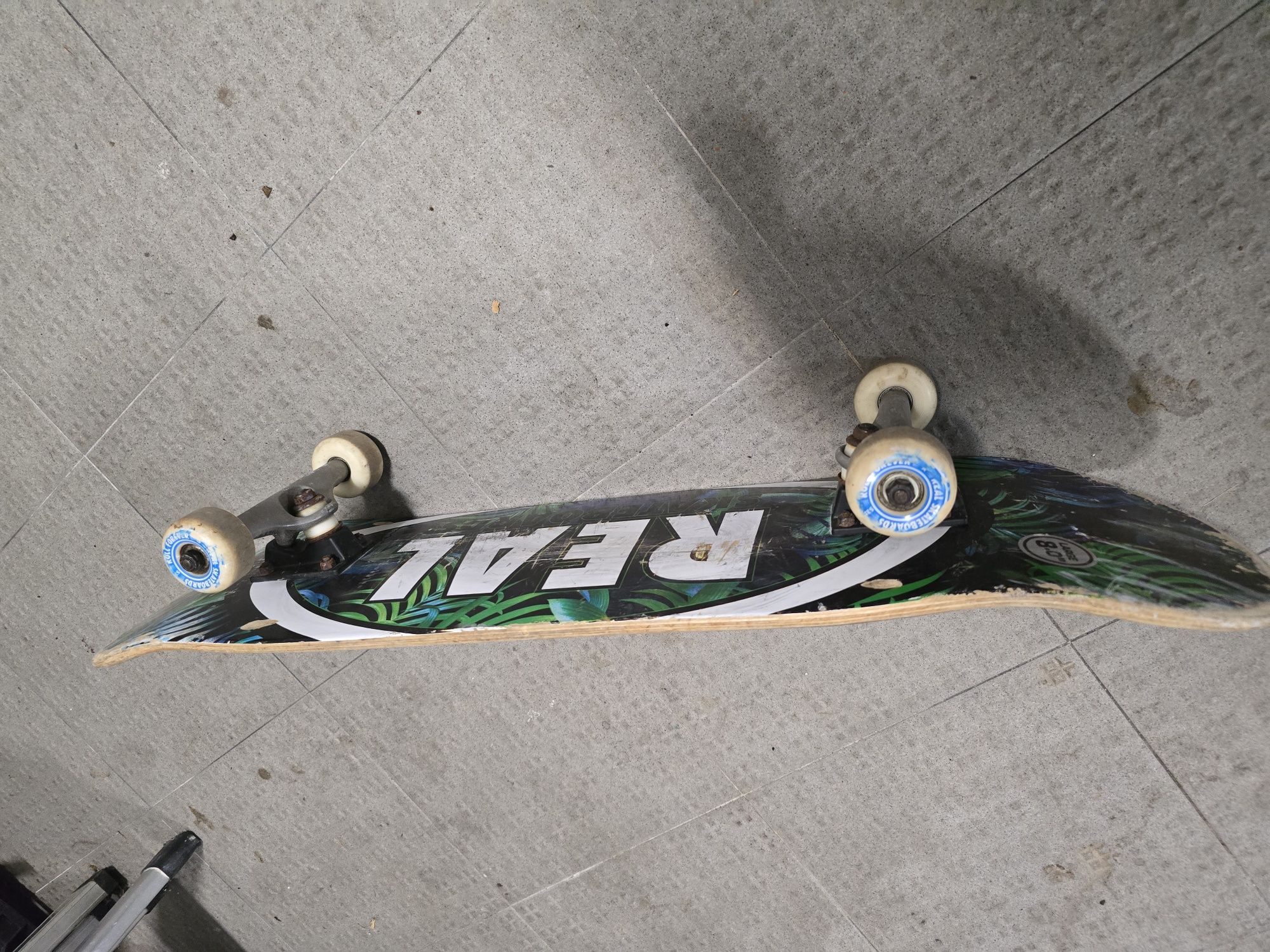 Skate usado e com algumas marcas