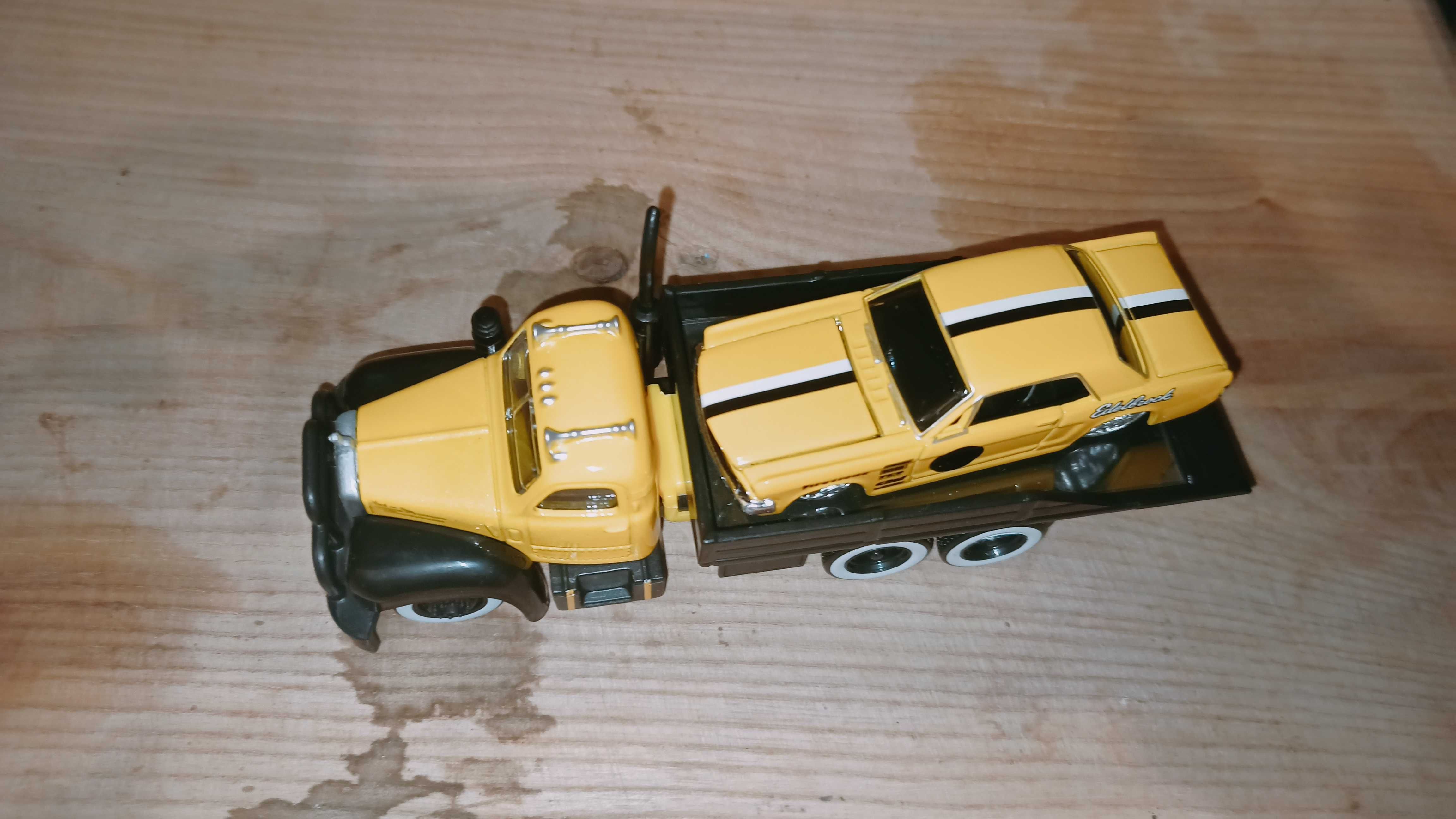 Maisto – 1:64 1953 Mack B-61 з плоским кузовом / 1965 Ford Mustang