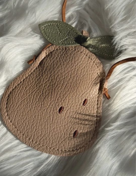 Urocza mini torebka dziecięca z motywem gruszki