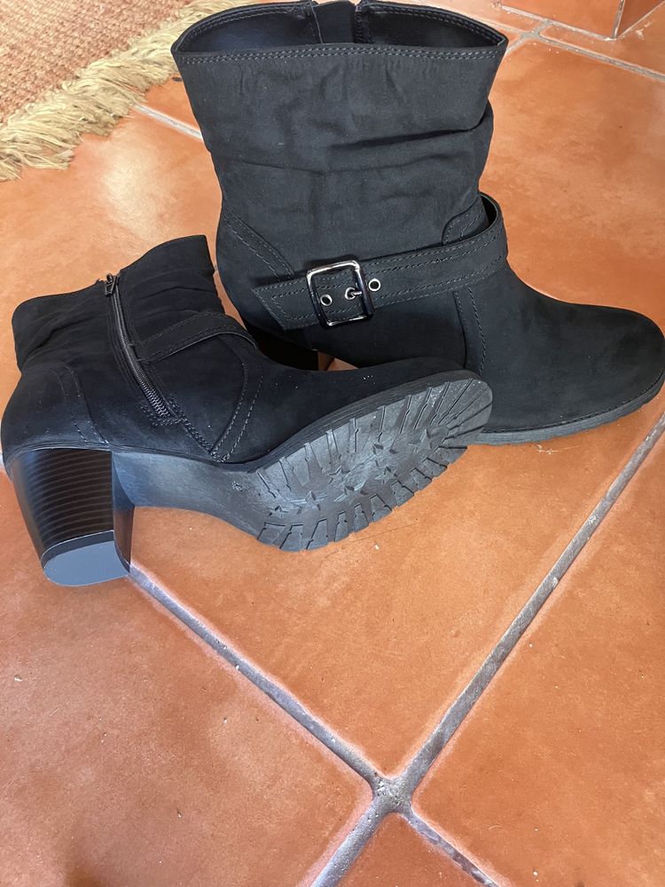 Botas senhora  pretas novas