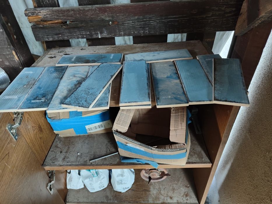 Resztki płytek gresowych