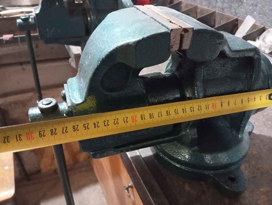 Продам тиски поворотні