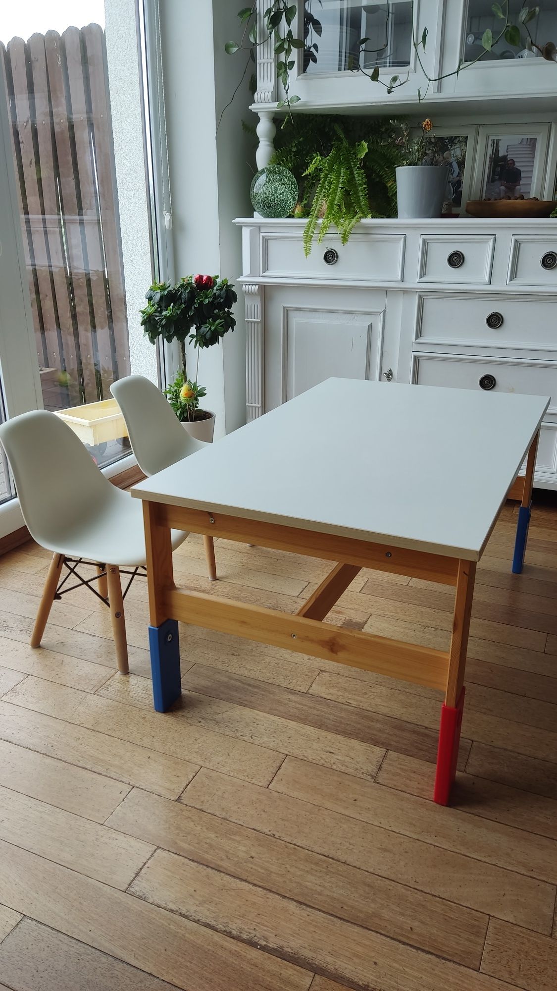 Regulowany stolik dziecięcy Ikea z krzesełkami