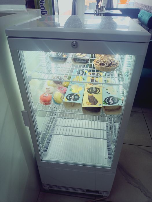Продам холодильну вітрину
