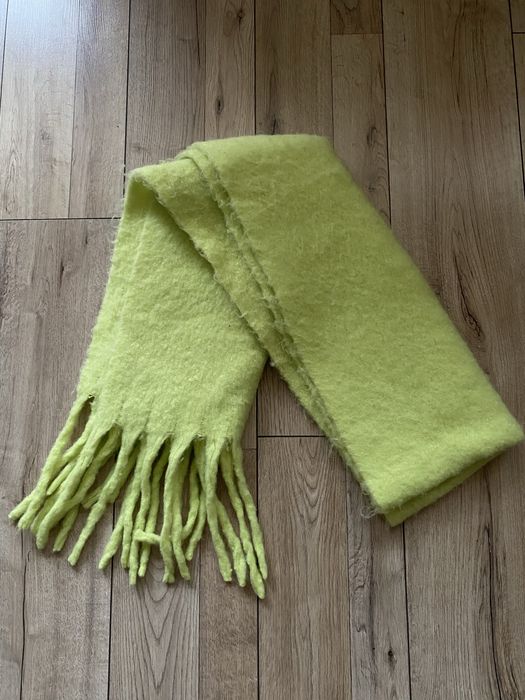 Gruby szalik limonkowy z frędzlami