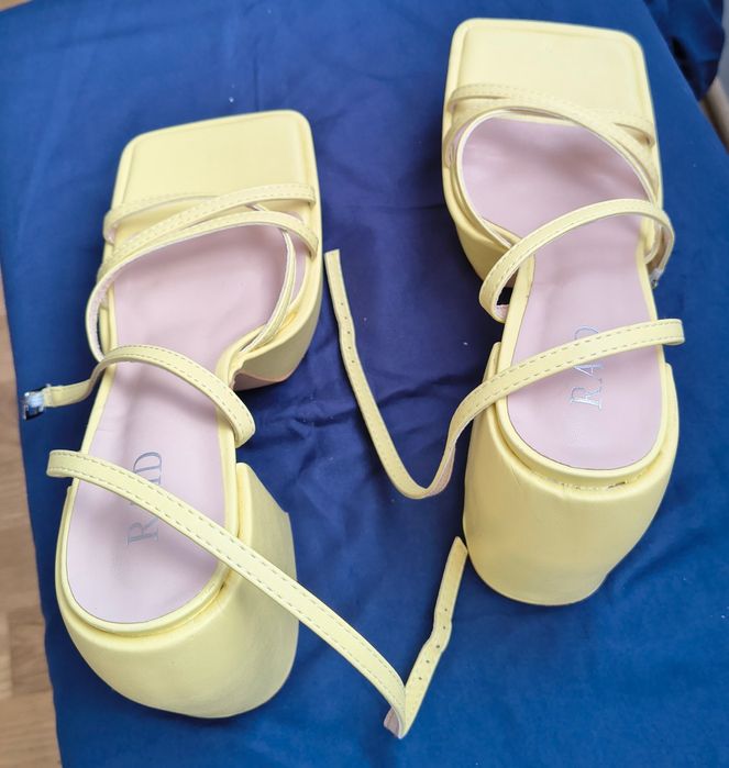 Buty sandałki na koturnie