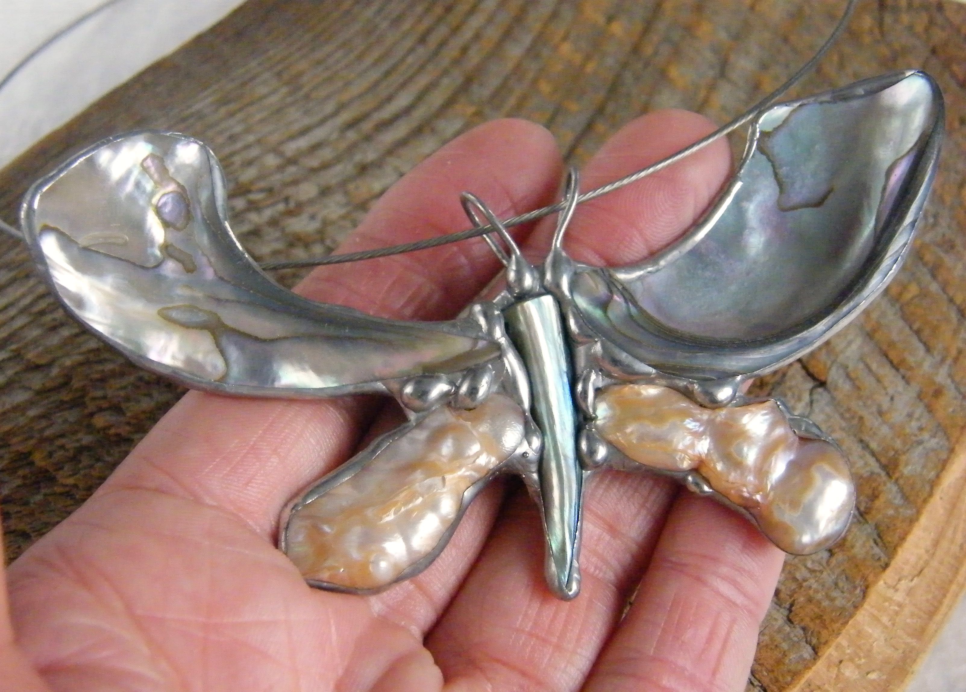 Handmade prezent naszyjnik wisiorek motyl z tęczową muszlą