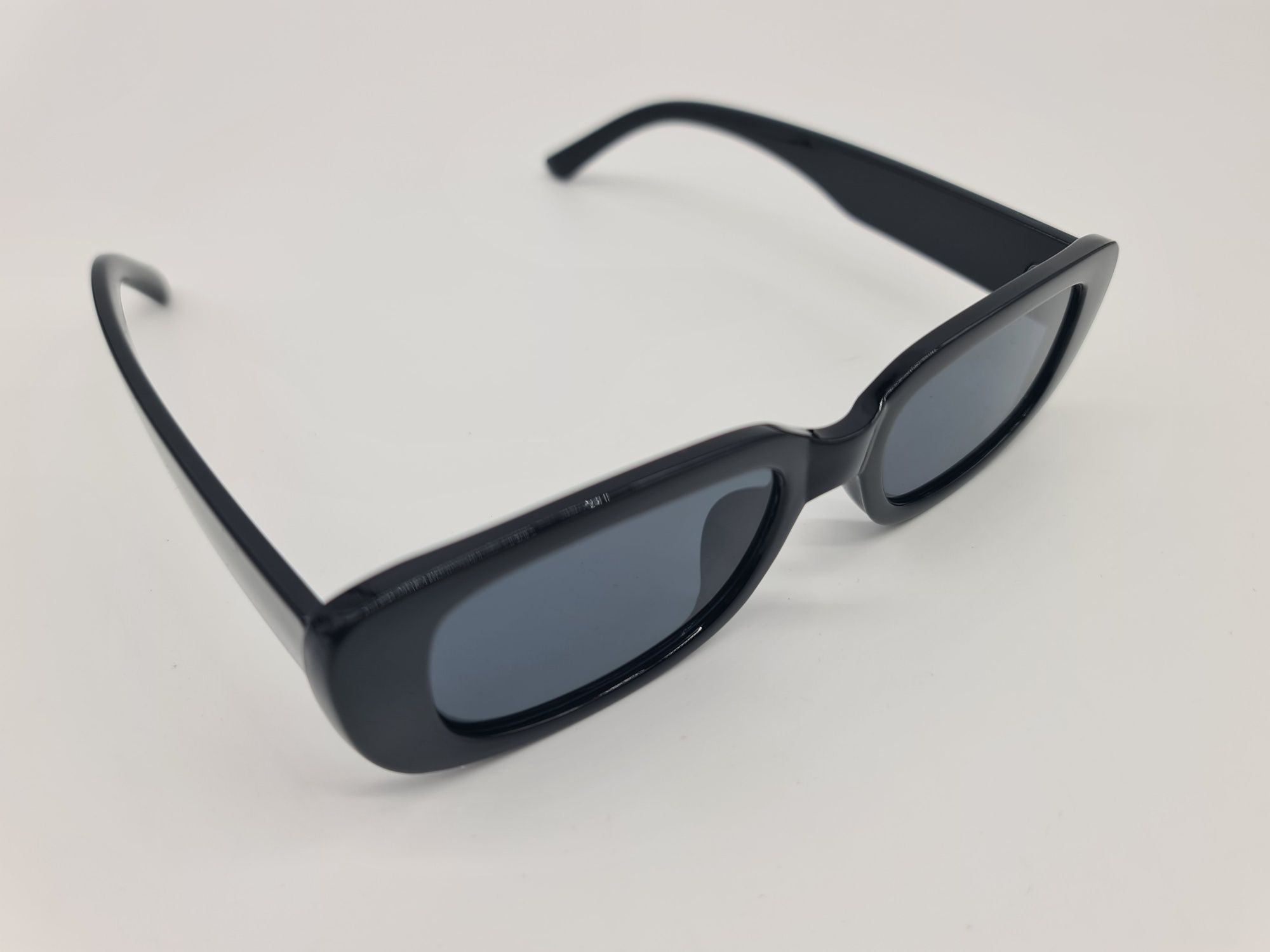 Óculos de sol design italiano com estojo - novos