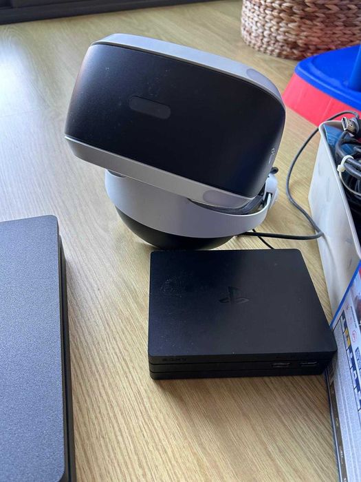 PS4 Slim CUH - 2216a e VR System - como novos!