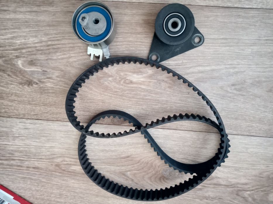 Ремінь ГРМ та натяжні ролики Volvo /Renault Safrane