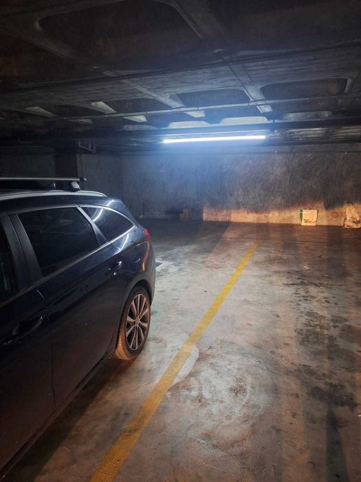 Aluga-se Lugar Duplo Garagem (2 carros) - Rua da Torrinha