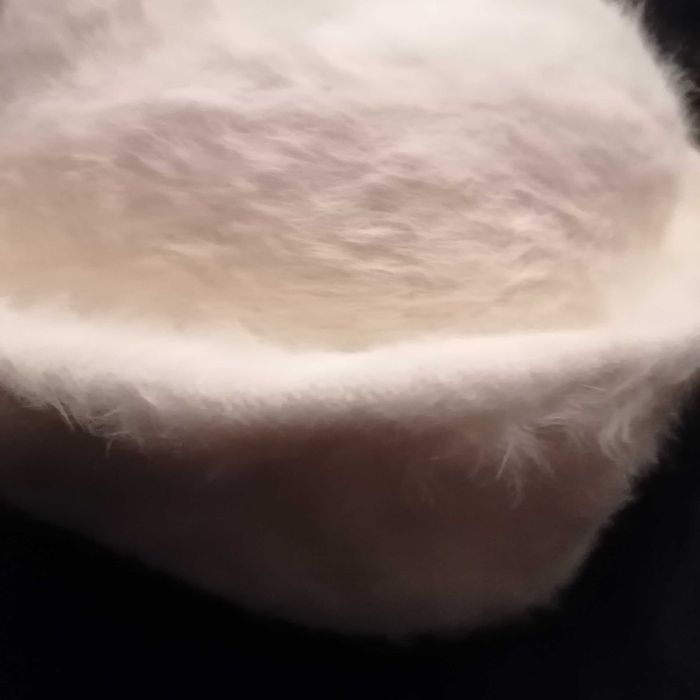 Czapka toczek w kremowym kolorze