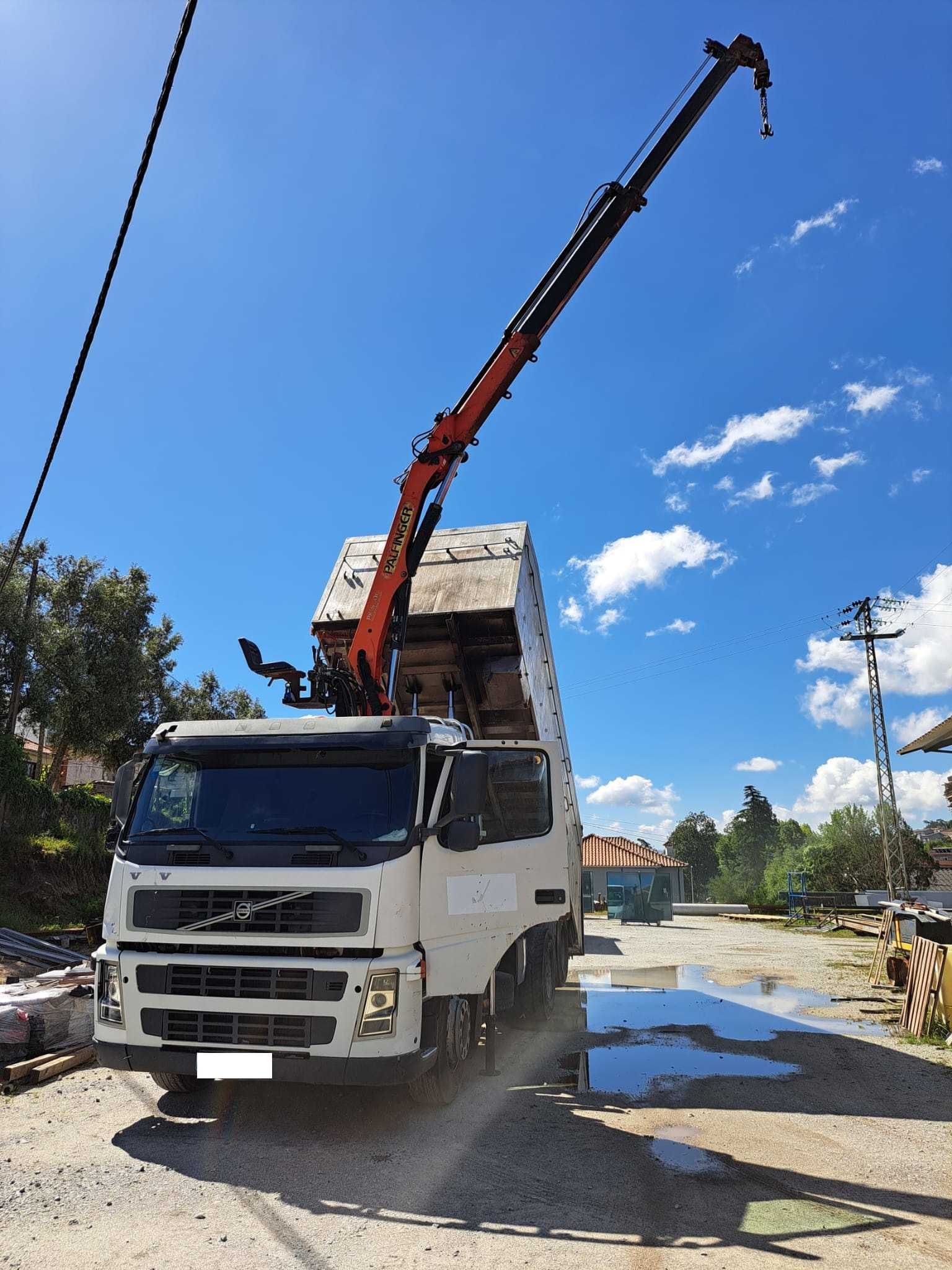 Caminhão Grua volvo FM 2004 basculante