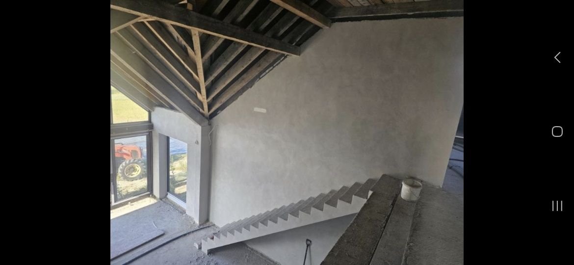 Tynki maszynowe cementowo wapienne na drobnym piasku.