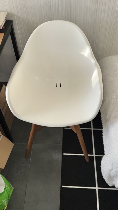 Cadeira Branca IKEA c/ Pés de madeira