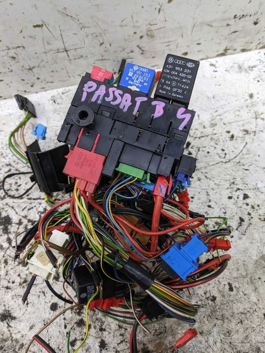 Volkswagen Passat B4 Golf III 1.9 TDI Skrzynka Bezpieczników