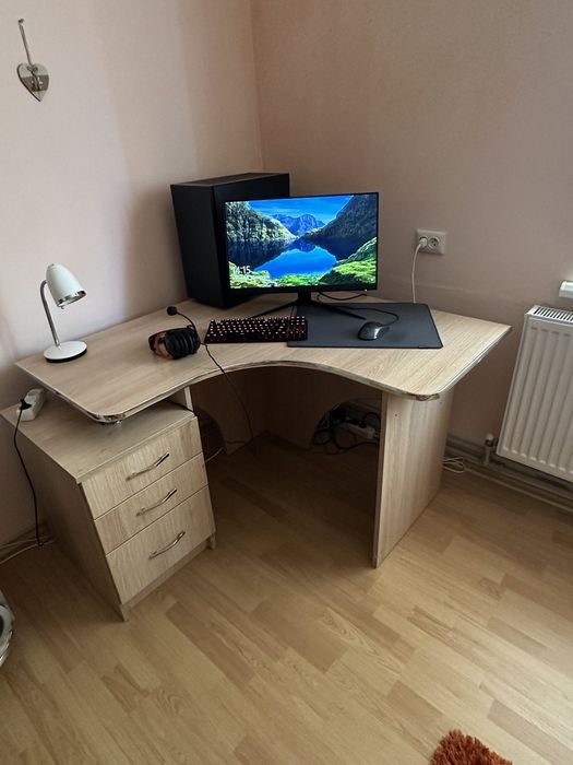 Продається комп'ютерний стіл.