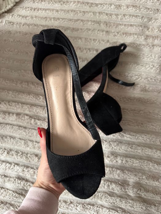 Босоніжки на каблуку