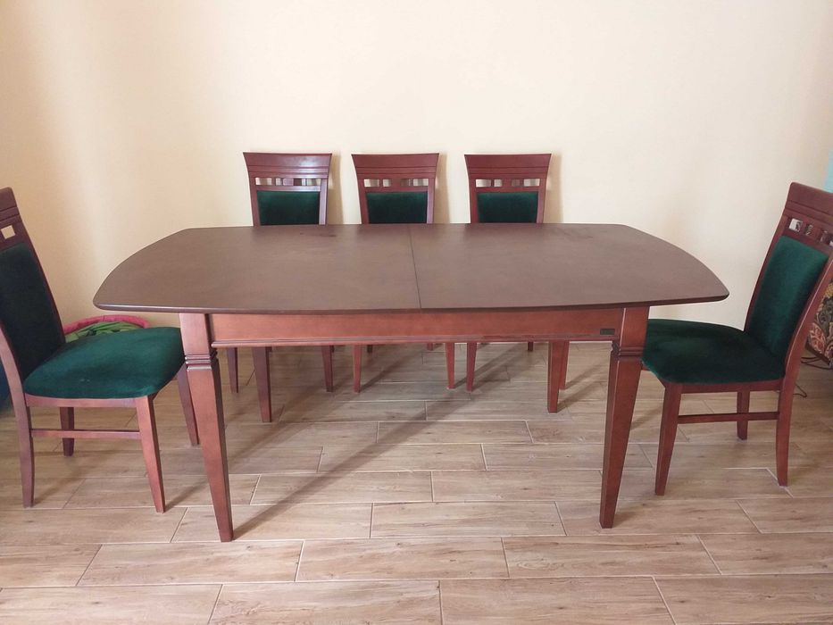 Stół z kompletem krzeseł