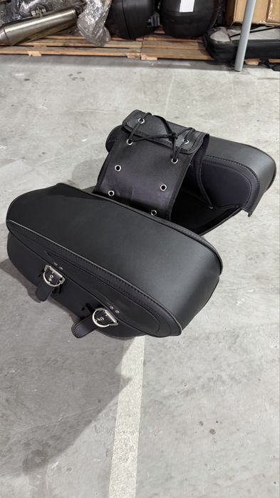 Malas de mota com fivelas, direita e esquerda