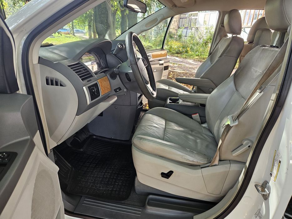 Chrysler Grand Voyager 2009 рік 2.8 дизель автомат 7 місць для військо