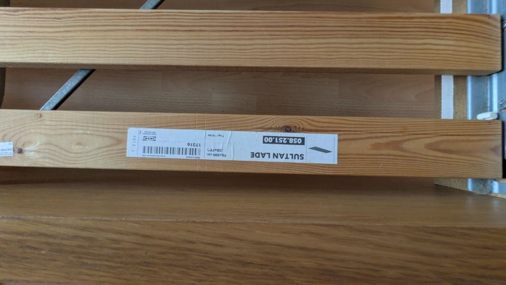 Cama MALM com mesa de cabeceira