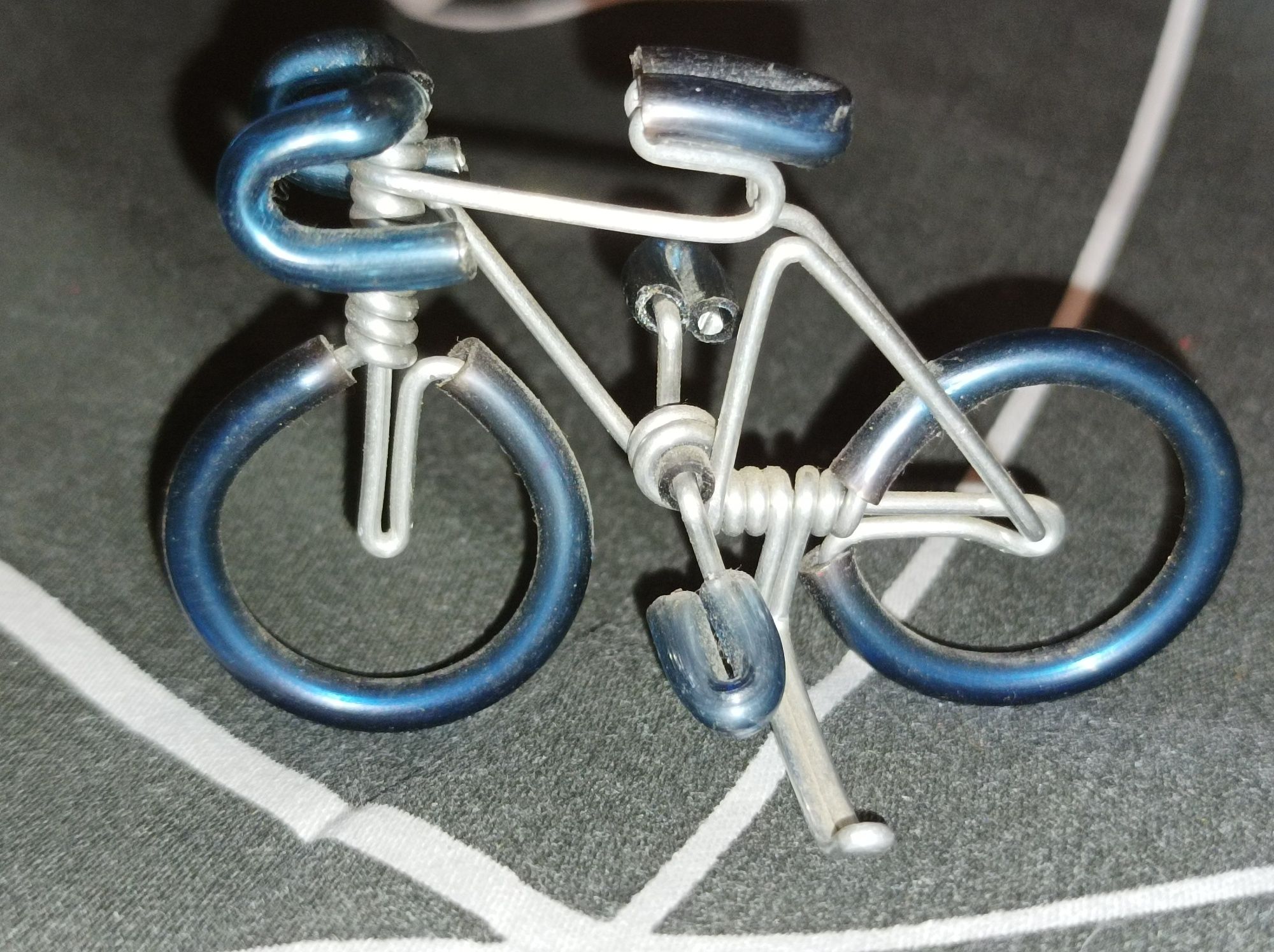 Model roweru kolarzówki wygięty z drutu