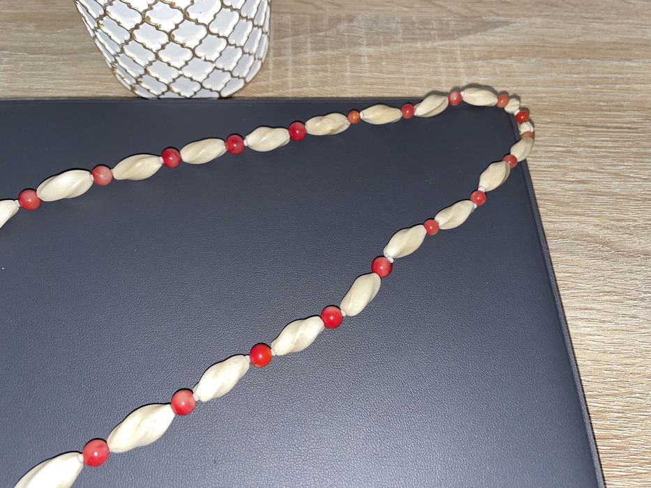 Colar de coral e material nobre