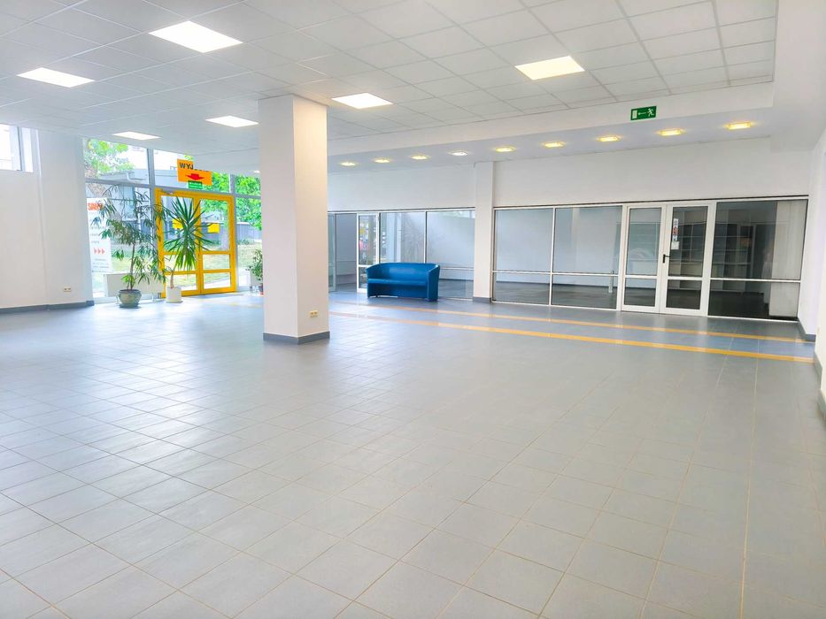 Przestronny, wyremontowany lokal z dużym parkingiem