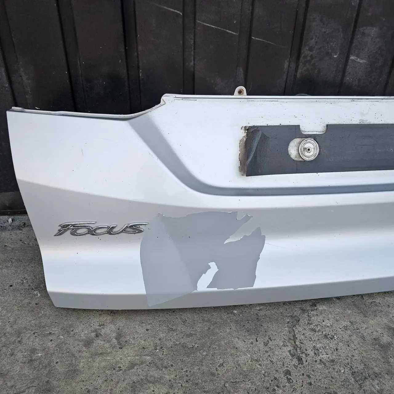 Накладка двері кришки багажника Ford Focus 3 Форд Фокус 3 молдинг
