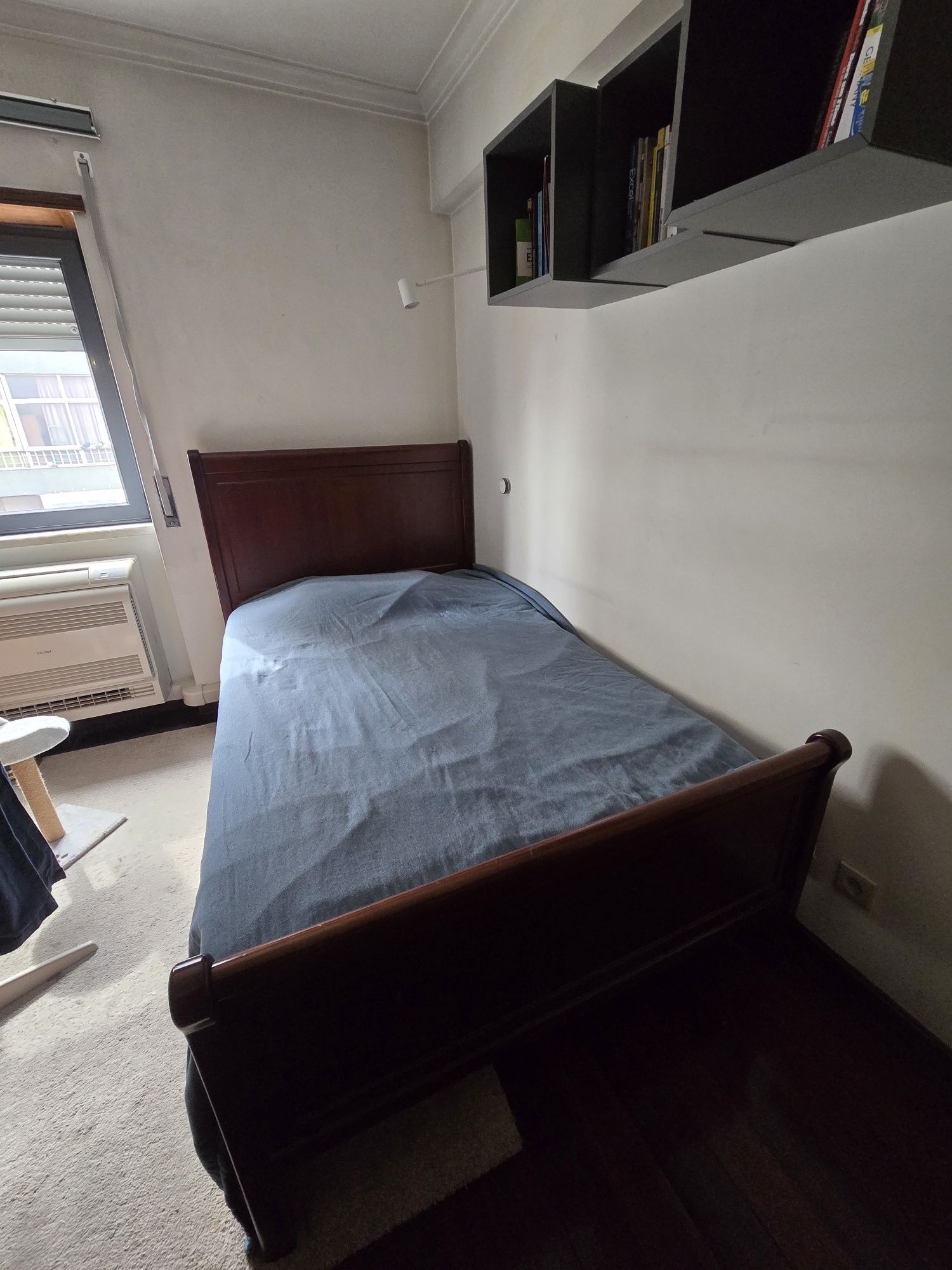 Conjunto cama solteiro e mesa de cabeceira