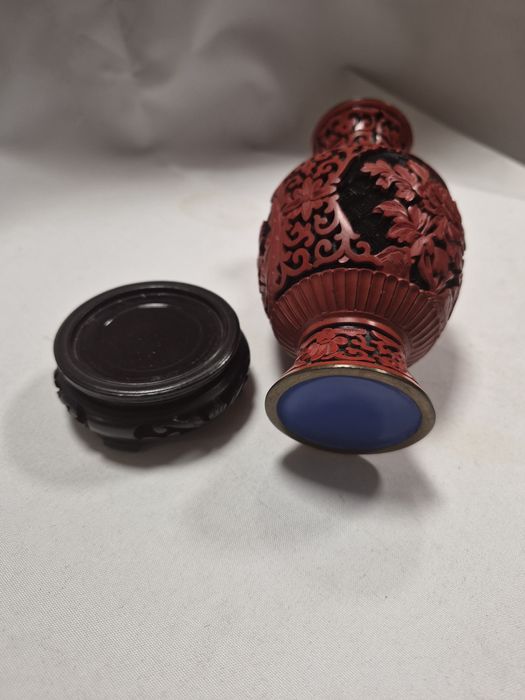 Chiński wazon z laki/mosiądzu