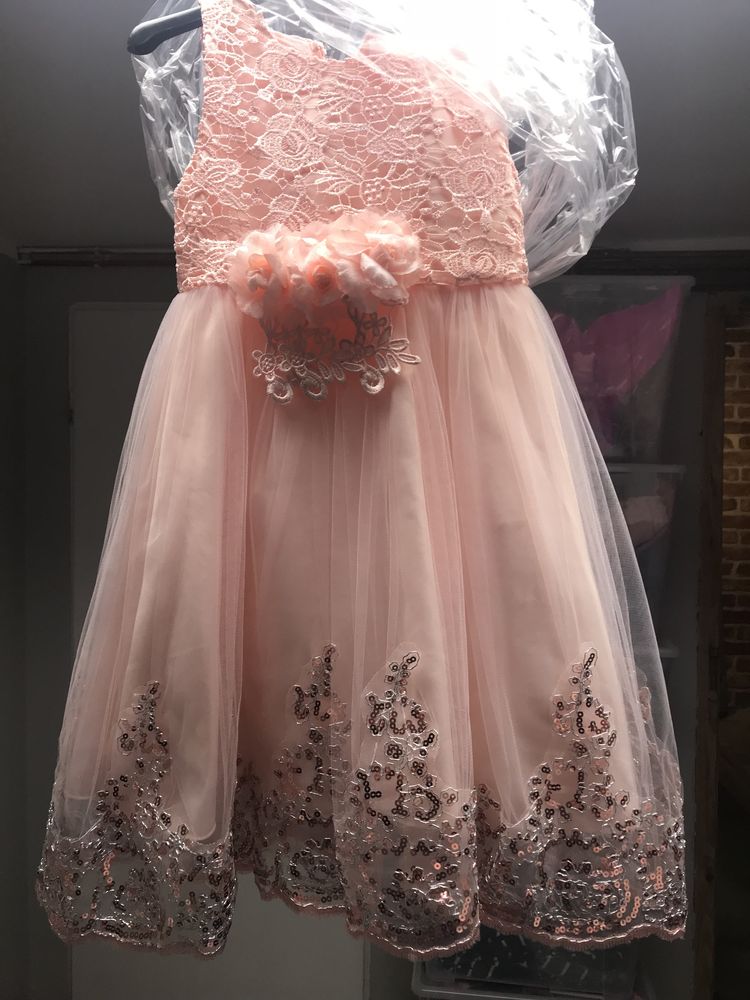 Piękna nowa balowa suknia w kolorze brzoskwiniowym nowa 152