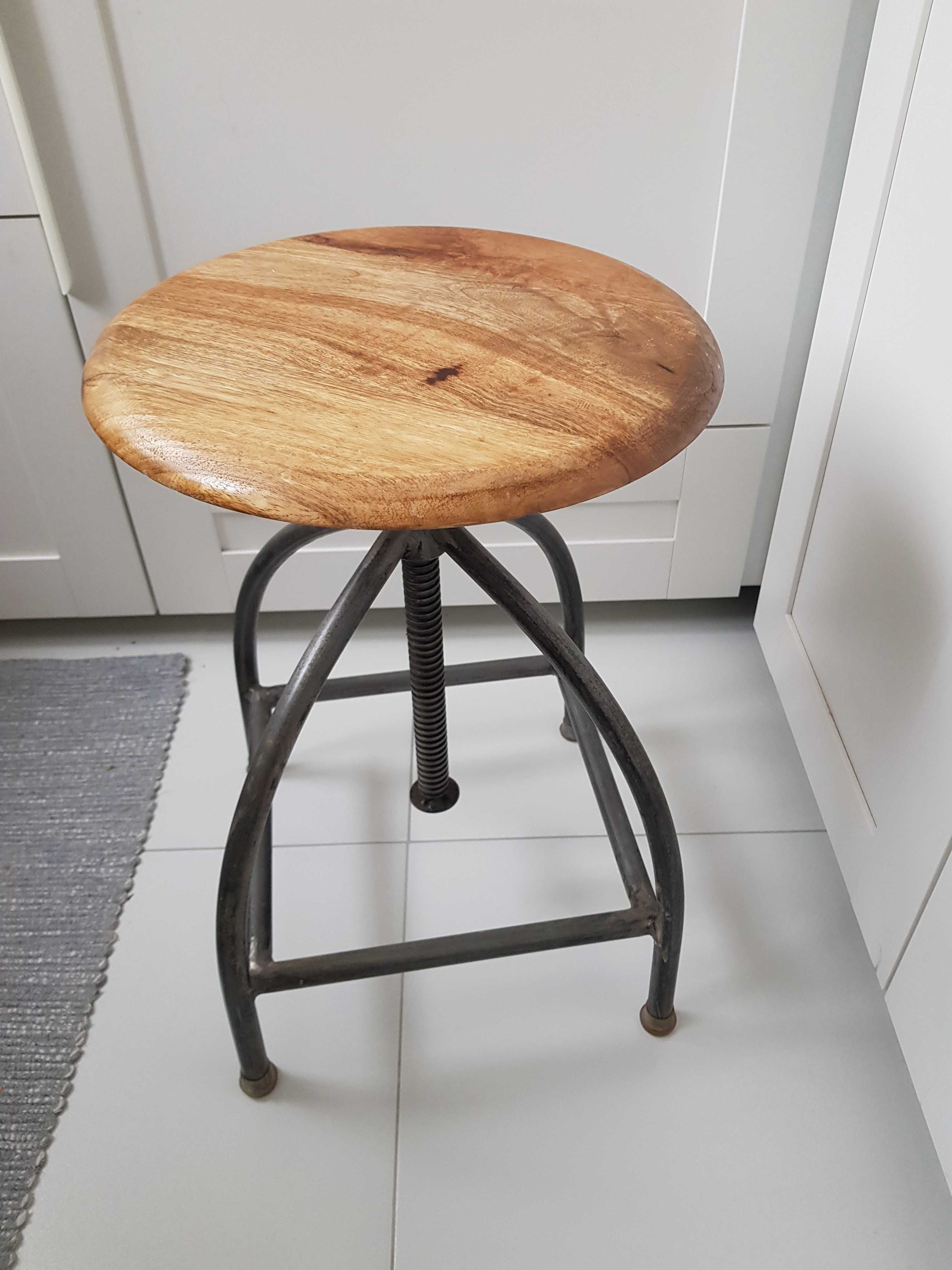 Skandynawski taboret obrotowy