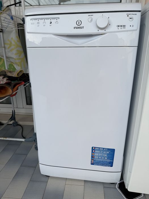 Máquina de Lava Loiça Indesit cor branca