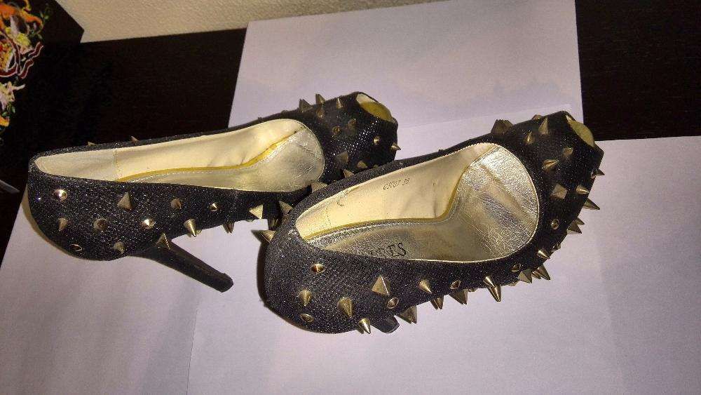 sapatos pretos de senhora com tachas (tamanho-38)
