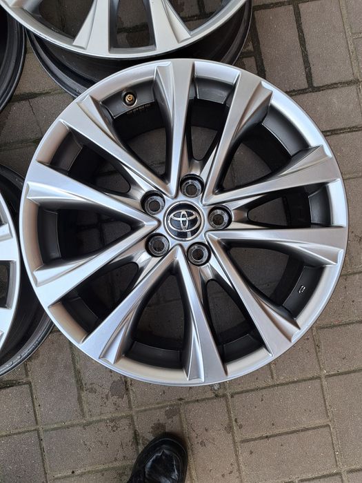 Felgi aluminiowe 18cali 5x114,3 7,5j et45 z czujnikami do Toyoty Rav4