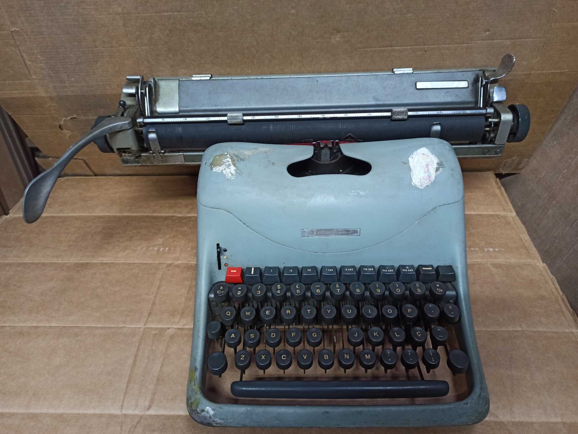 Máquina de escrever Olivetti Lexikon 80