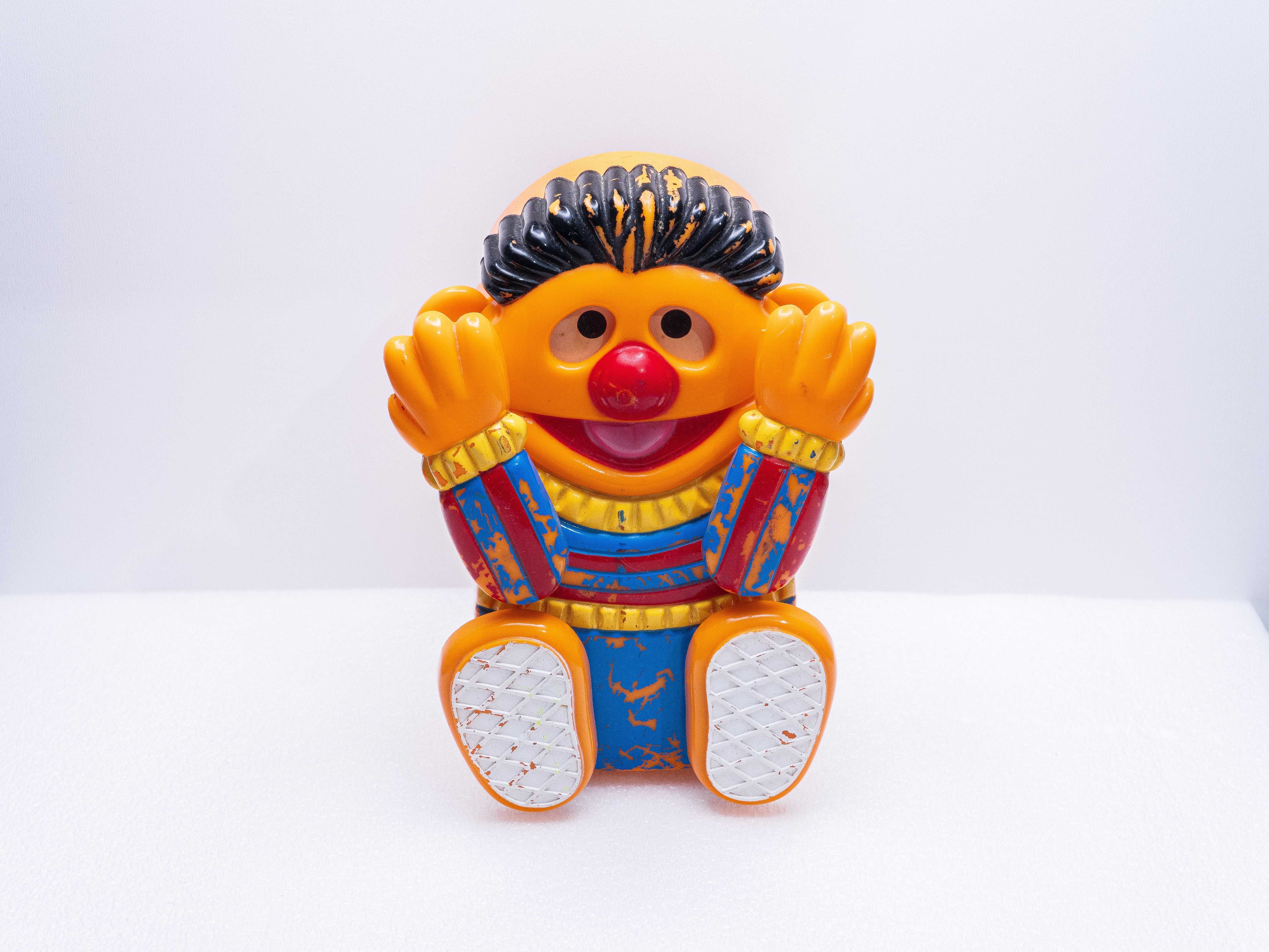 Pozytywka TYCO Preschool Ernie Peek A Boo Ulica Sezamkowa z lat 80