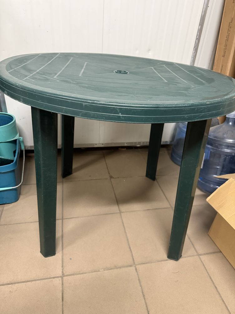 Stół plus 3 krzesla plastikowe zielone