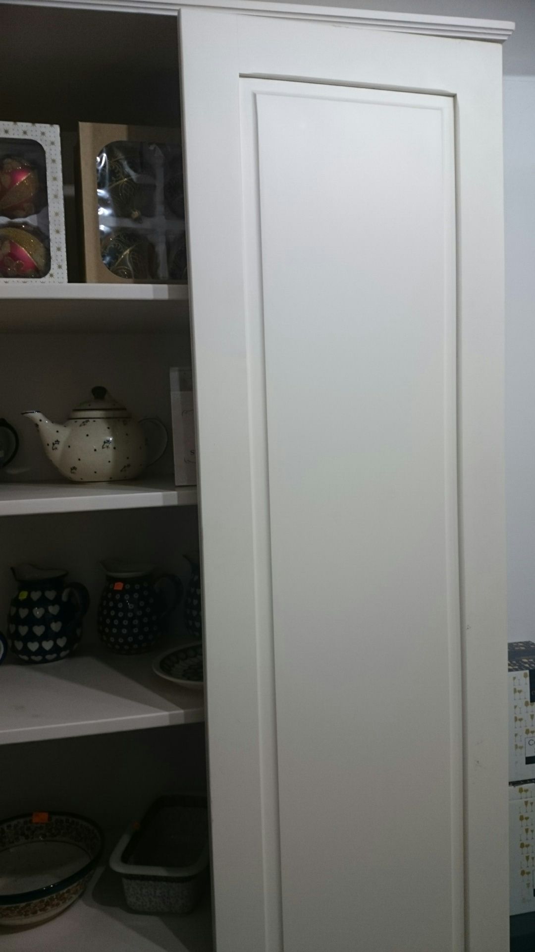 Biała szafa drewniana lite drewno